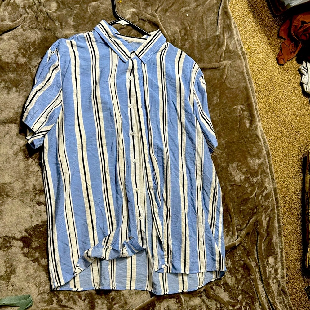 Light weight short sleeve buttoned shirt